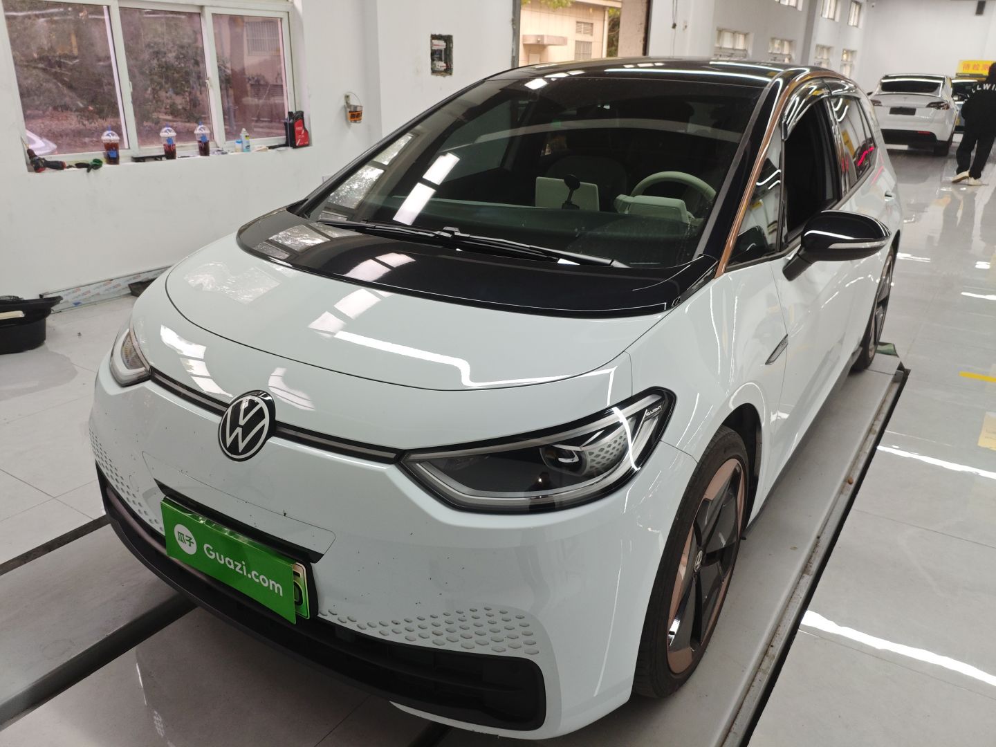 تحت مقدمة السيارة