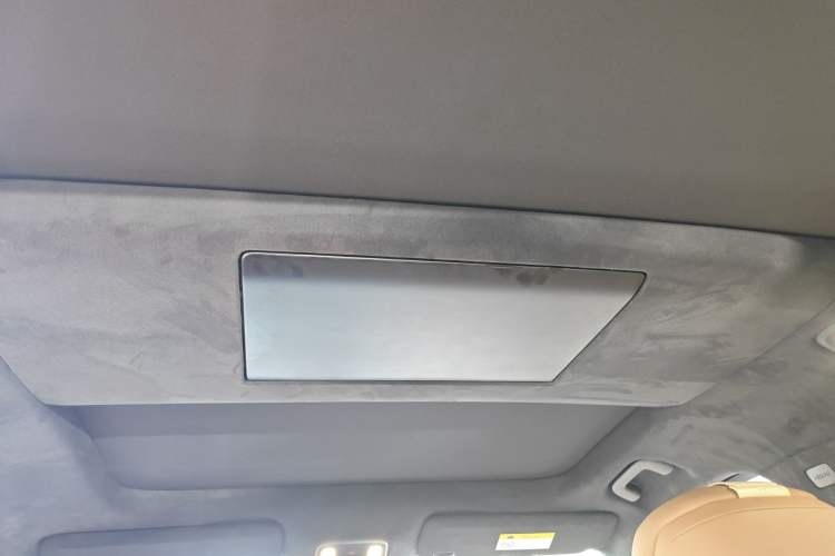 Used ONVO Luxeed L90 2025 Model—Max Six-Seater Version Headliner