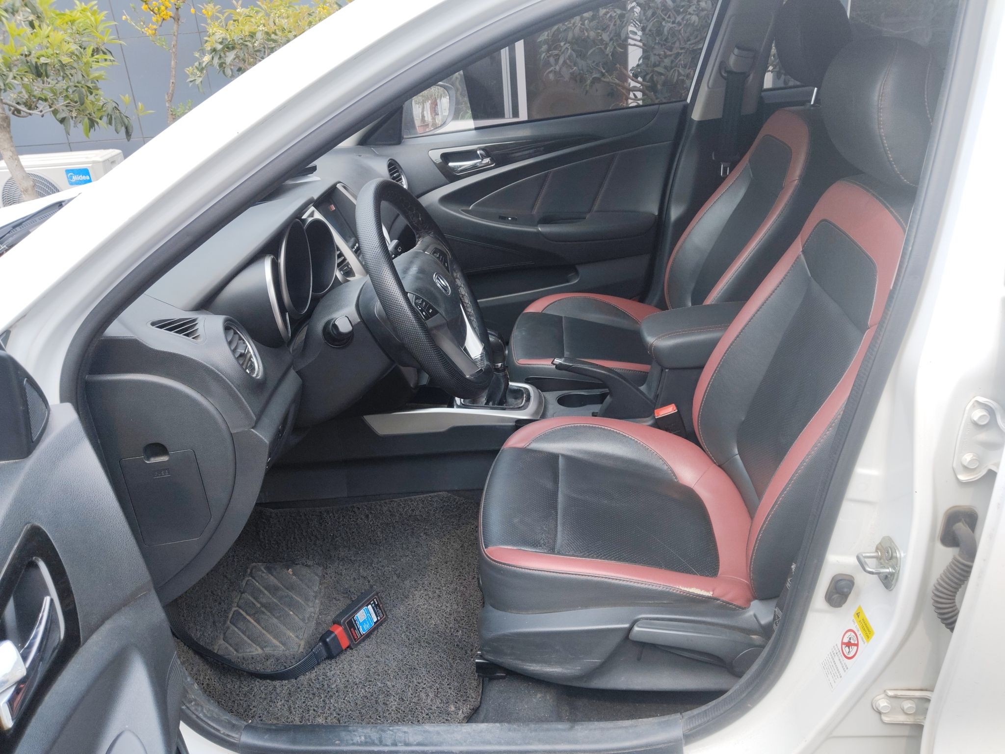 Переднее сиденье в автомобиле