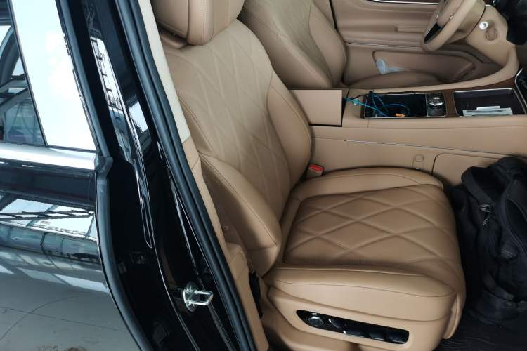 Used Hima AITO M9 2025 Extended-Range Max Version 52 kWh 5-Seater Edition Right Front Seat