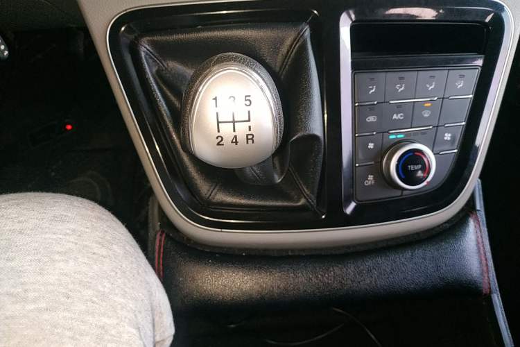 Used JAC Refine M4 2016 2.0L Manual Comfort Edition