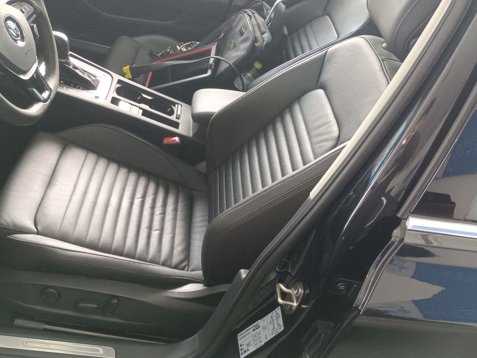 المقاعد الأمامية داخل السيارة