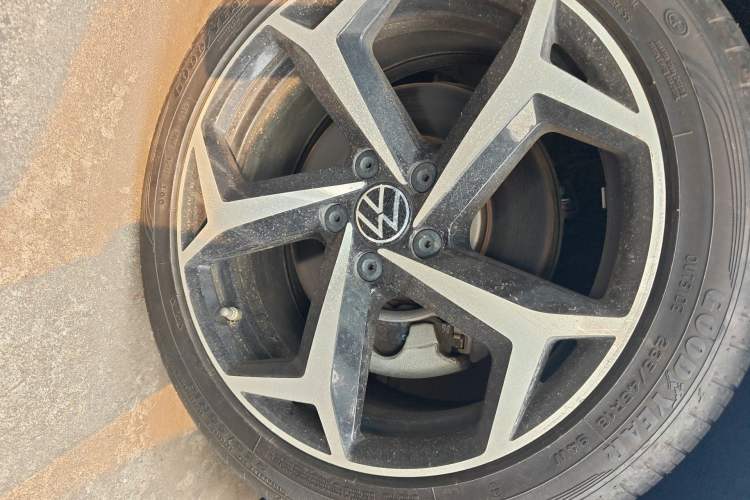 Used Volkswagen Magotan 2023 2 Million Units Commemorative Edition 330TSI DSG Luxury Version Right Front Wheel Hub