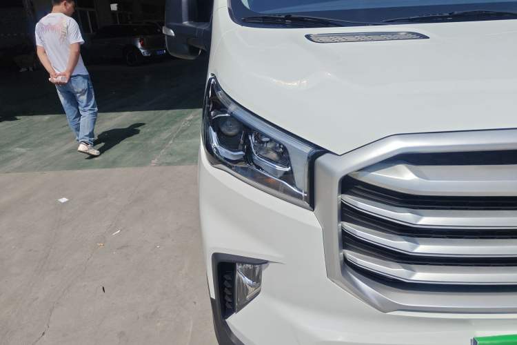 Used SAIC MAXUS Xintu V90 2024 Zhiyun 2.0T Manual Rear-Drive Extended-Wheelbase High-Roof Model with Dual Rear Tires and 3 Seats