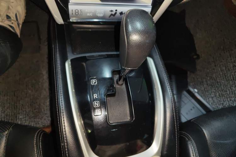 Used Nissan X-Trail 2015 2.5L CVT Leading MAX Edition 4WD Gear Lever