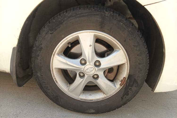 Used Hyundai Verna (older generation) 2016 1.4L Manual Smart GLS Trim Right Front Wheel Hub