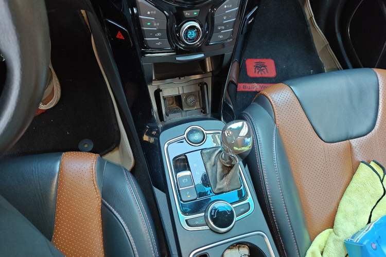 Used BYD Qin New Energy 2015 1.5T Dual-Crown Flagship Plus Edition Gear Lever