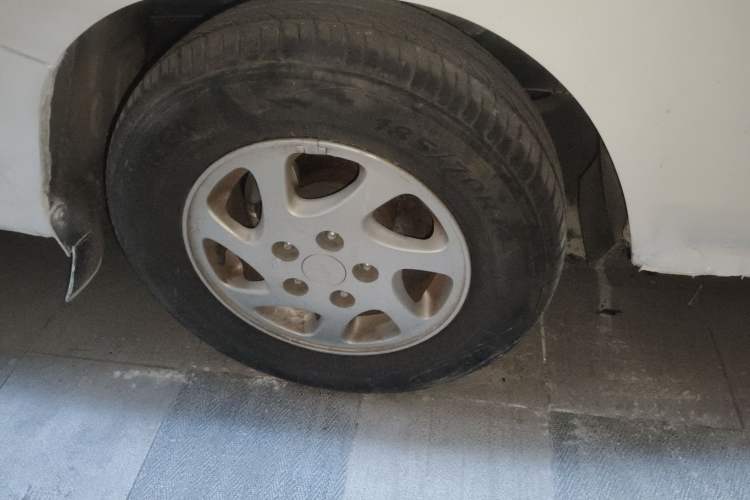 Used Soueast Delica 2008 2.0L Economy Version Right Front Wheel Hub