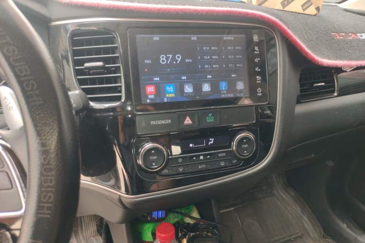 Used Mitsubishi Outlander 2016 2.4L 4x4 Luxury Edition 7-Seater Audio And AC Panel