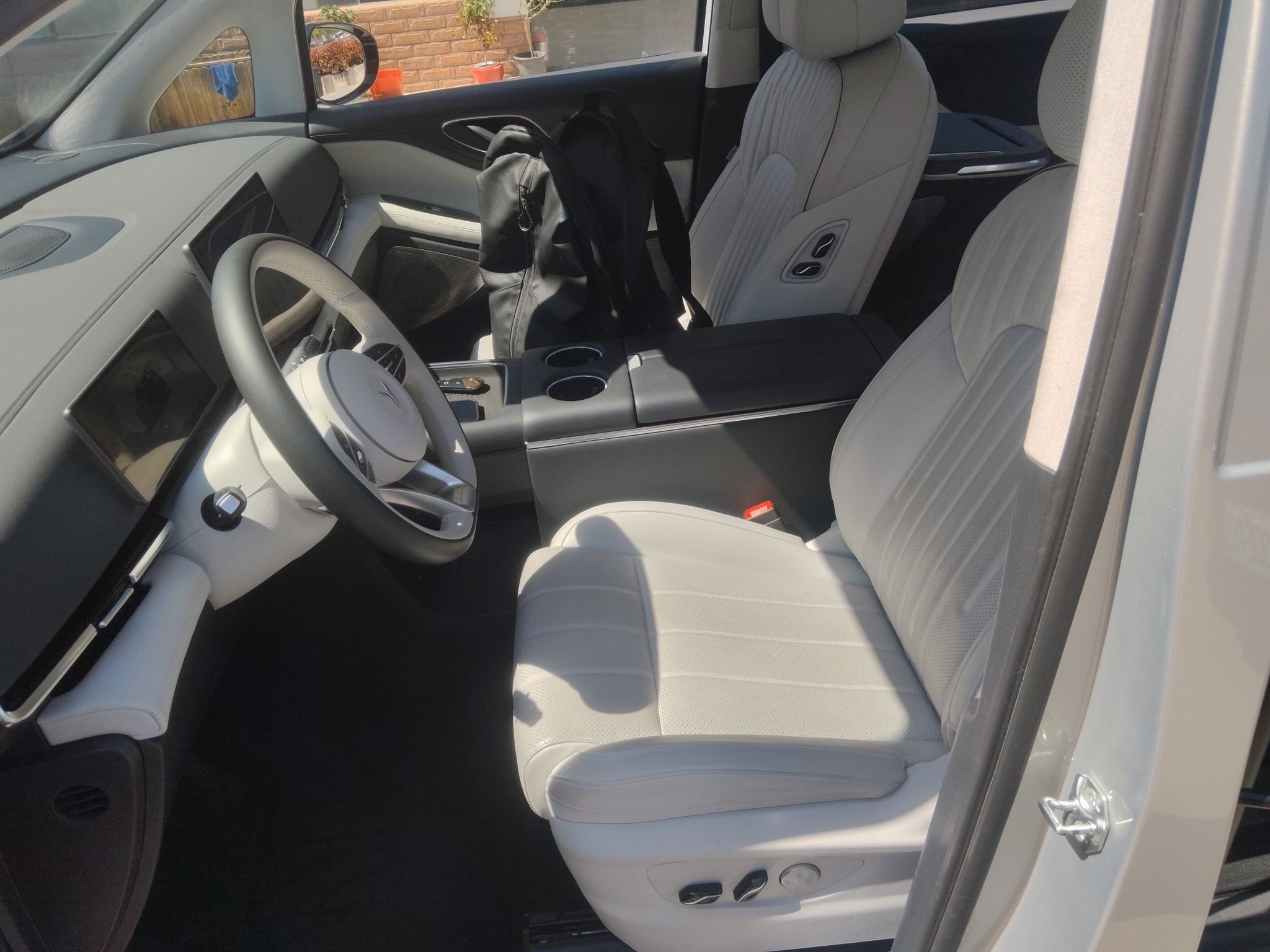 المقاعد الأمامية داخل السيارة