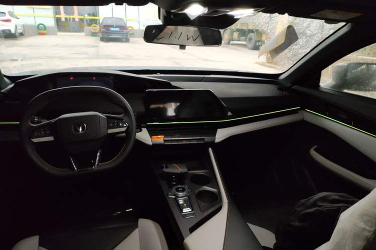 Used Changan UNI-V iDD 2024 Blue Whale Smart Electric iDD 136km Luxury Model
