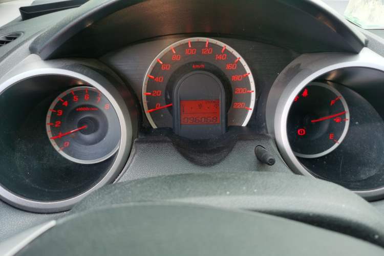 Used Honda Fit 2011 1.5L manual luxury version Odometer Close Up