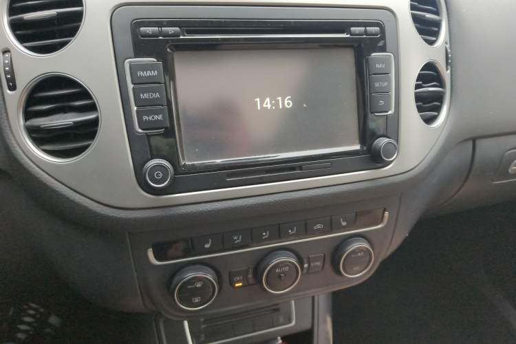 Used Volkswagen Tiguan 2015 1.8TSI Automatic Two-Wheel Drive Luxury Model Audio And AC Panel