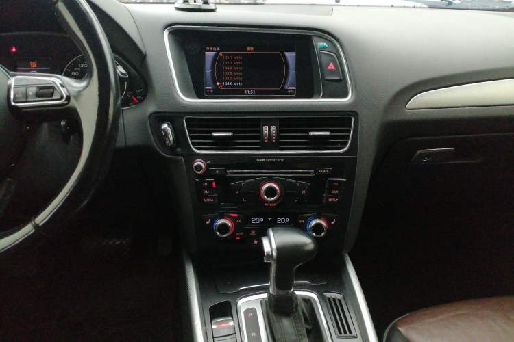 Used Audi Q5 2016 40 TFSI Technology Edition Audio And AC Panel