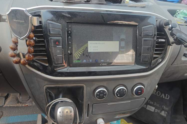 Used SAIC MAXUS Xintu V80 2019 2.5T Classic Model 6-Speed Manual Aotong Long Wheelbase Mid-Height 7-Seater