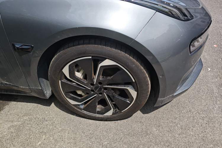 Used Zeekr 001 2022 Ultra-Long Range Dual-Motor YOU Version Right Front Wheel Hub