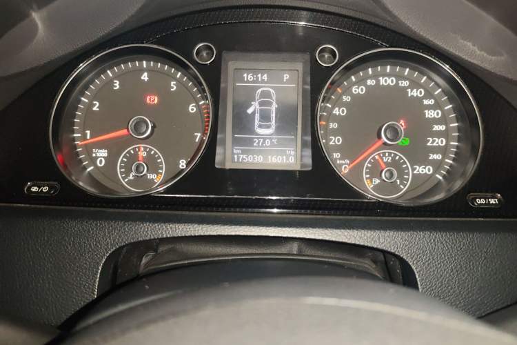 Used Volkswagen Magotan 2016 1.8TSI Luxury Comfort Model Odometer Close Up