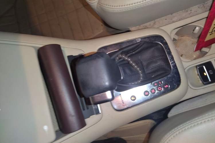 Used Volkswagen Tiguan 2010 2.0 TSI Automatic All-Wheel-Drive Elite Edition Gear Lever