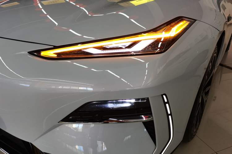 Used Geely Galaxy E8 2025 700 km Long-Range Intelligent Driving Version Left Front Headlight