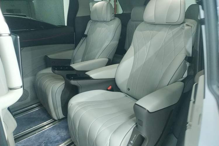 Used Denza D9 2022 DM-i 970 Four-Wheel Drive Flagship Model