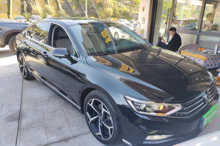 Used Volkswagen Magotan 2023 2 Million Units Limited Edition 330TSI DSG Leading Version Front Right 45 Deg