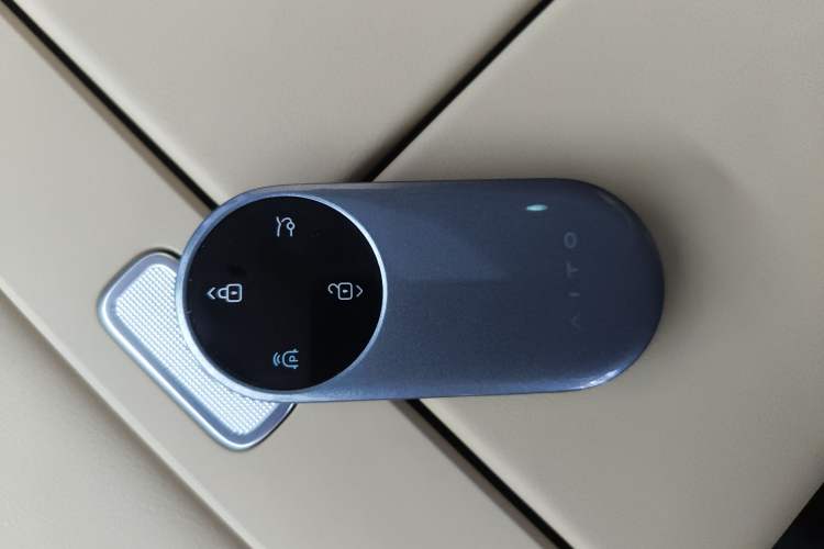 Used Hima AITO M8 2025 Extended-Range Max+ Version 53.4 kWh 6-Seater Edition Interior 1