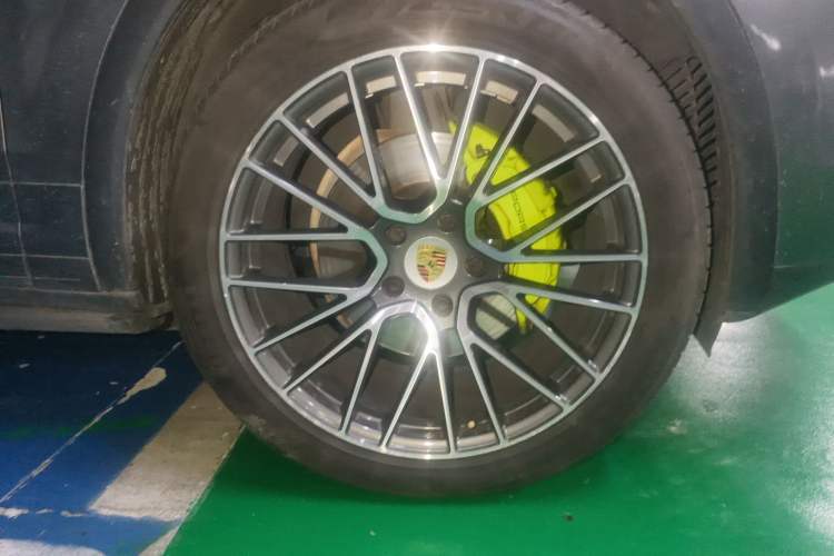 Used Porsche Cayenne 2016 Cayenne Platinum Edition 3.0T Right Front Wheel Hub