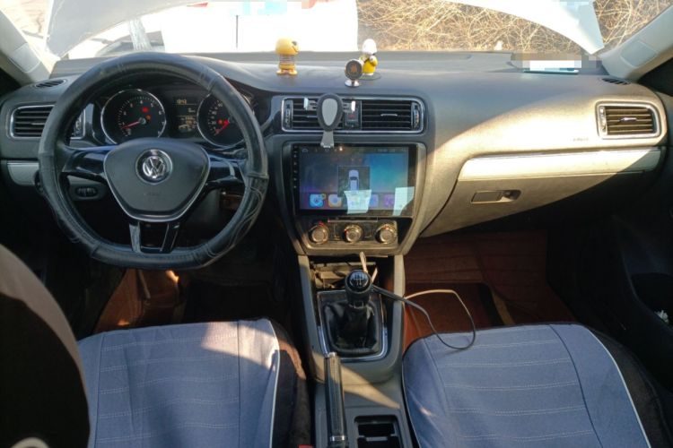 Used Volkswagen Sagitar 2015 1.6L Manual Comfort Model Center Console