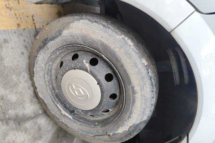 Used SAIC MAXUS Xintu V80 2023 2.0T Manual Classic City Delivery King Long Wheelbase Mid-Roof 3-Seater