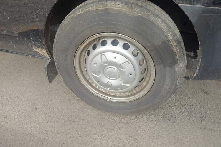 Used Ford Transit 2020 2.0T Diesel Multi-Function Commercial Vehicle Mid-Chassis Low-Roof Design with Dual Rear Doors Meeting China VI Emission Standards