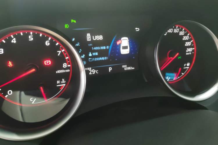 Used Toyota Camry 2018 2.5S Fēngshàng Edition Odometer Close Up