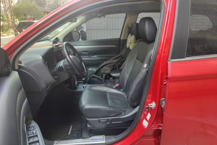 Used Mitsubishi Outlander 2014 2.4L 4x4 Deluxe Value Edition 5 Seats