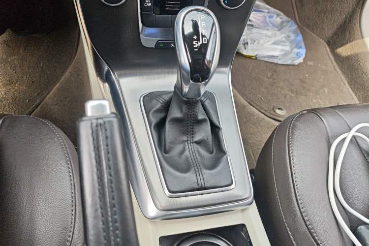 Used Volvo V40 2015 1.6T Zhiyi Edition
