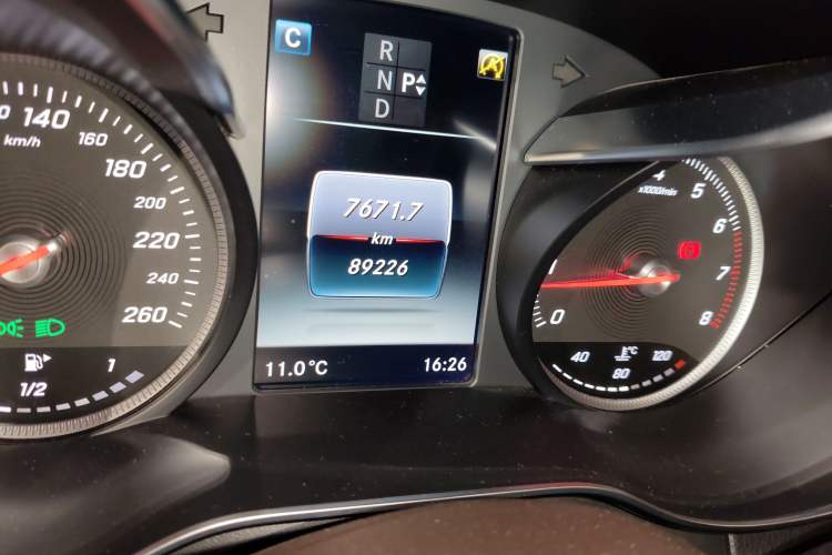 Used Mercedes-Benz GLC 2018 GLC 260 4MATIC Luxury Model Odometer Close Up