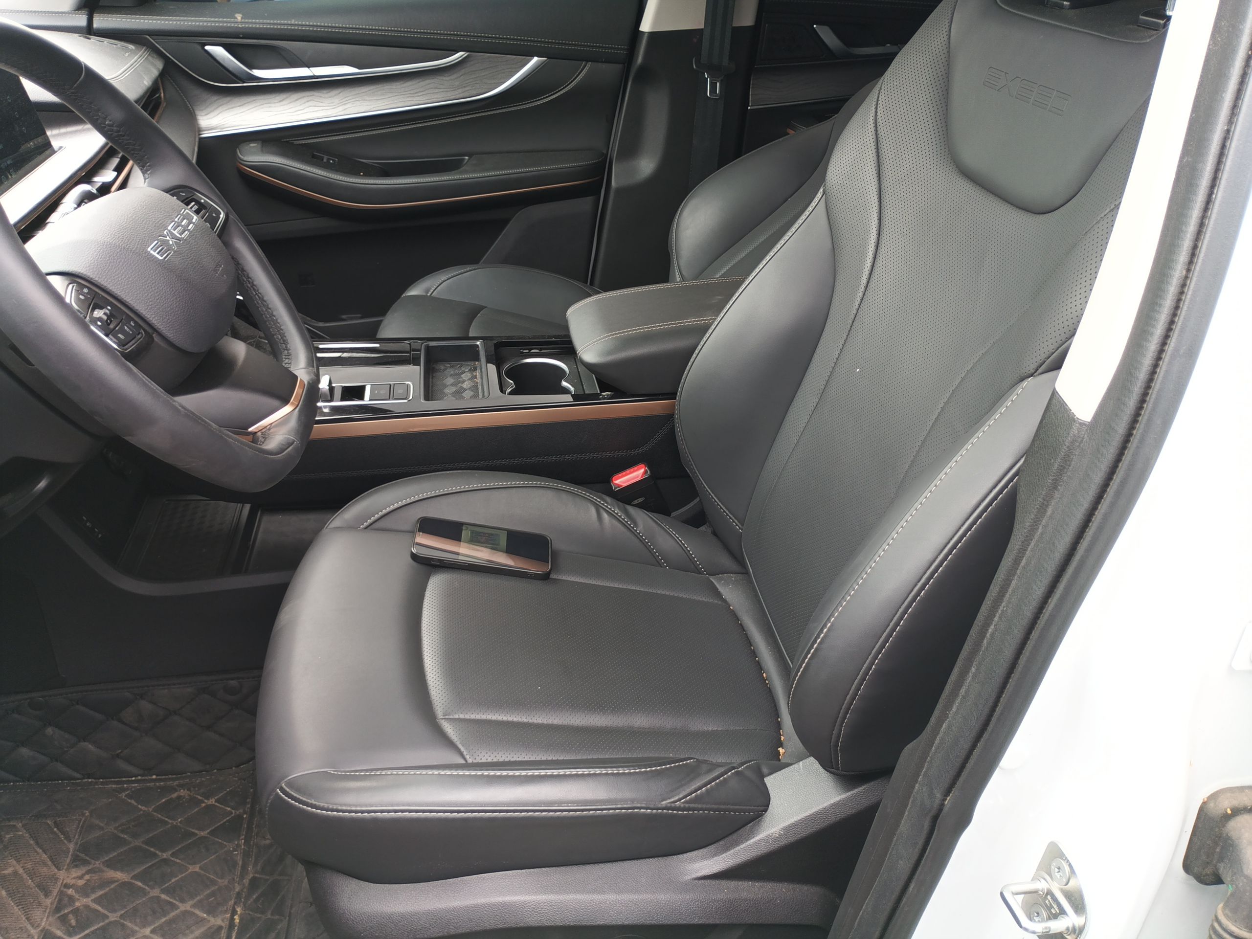 المقاعد الأمامية داخل السيارة