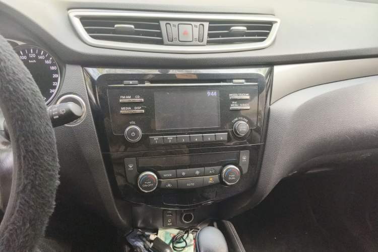 Used Nissan X-Trail 2015 2.0L CVT Comfort MAX Edition 2WD Audio And AC Panel