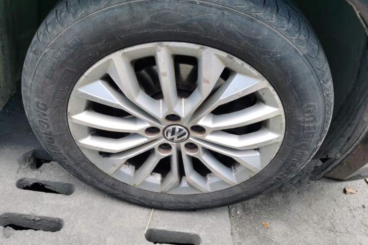 Used Volkswagen Gran Lavida 2013 1.4 TSI Automatic Luxury Model Right Front Wheel Hub