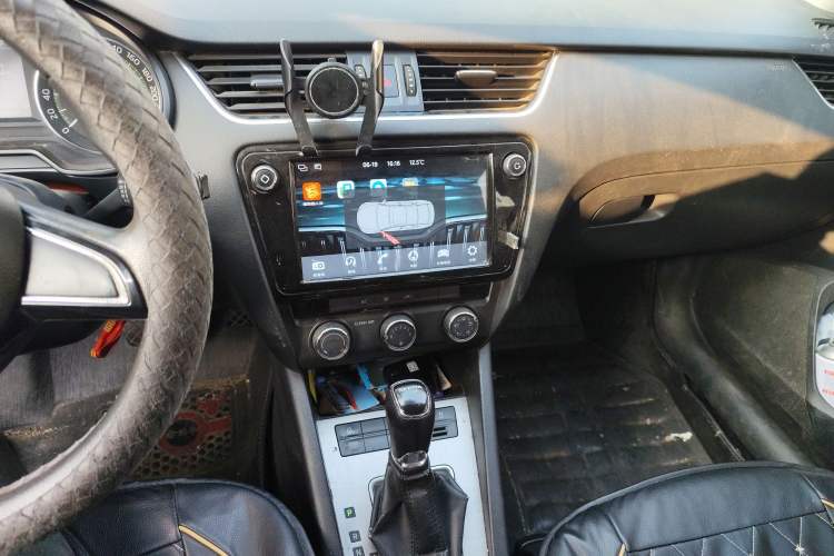 Used Skoda Octavia 2018 1.6L Automatic Comfort Edition Audio And AC Panel