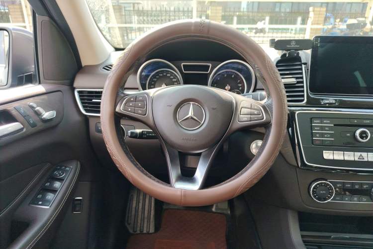 Used Mercedes-Benz GLE 2017 GLE 320 4MATIC Dynamic Model Steering Wheel