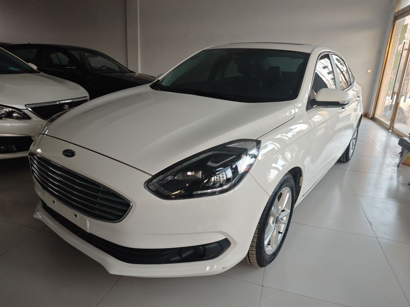 Под передней частью автомобиля