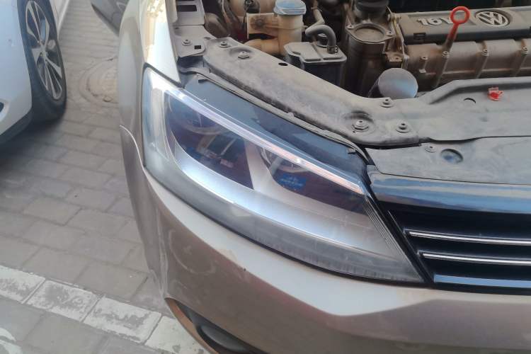 Used Volkswagen Sagitar 2012 1.6L Manual Comfort Model Right Front Headlight