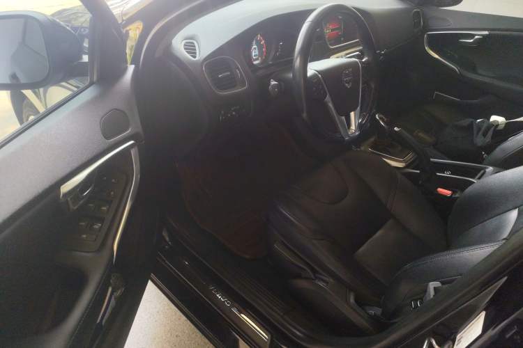 Used Volvo V40 2015 1.6T Zhiyi Edition