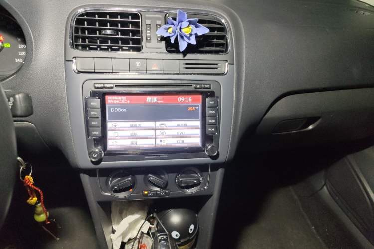 Used Volkswagen Polo 2016 1.6L Automatic Comfort Model Audio And AC Panel