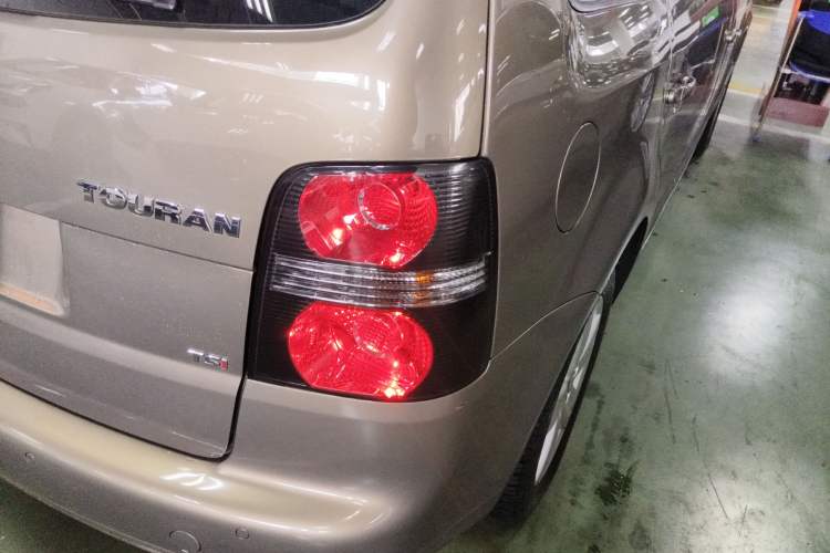 Used Volkswagen Touran 2015 1.4T DSG Comfort Edition 5 Seats Right Rear Taillight