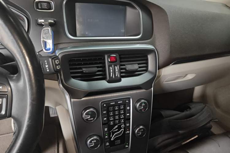 Used Volvo V40 2015 1.6T Zhiyi Edition
