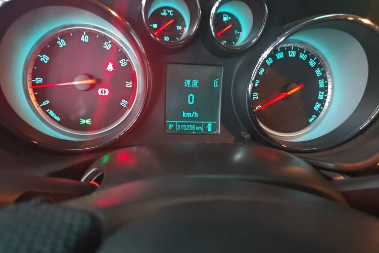 Used Buick Regal 2014 2.0L Leading Fashion Edition Odometer Close Up