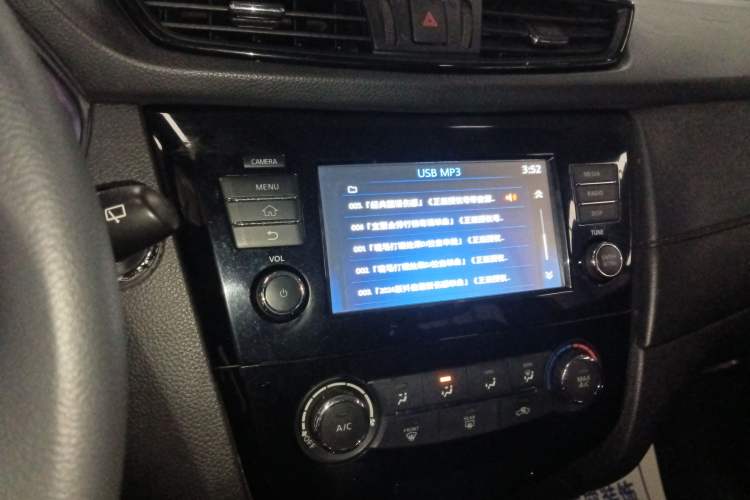 Used Nissan X-Trail 2017 2.0L CVT Comfort Edition 2WD Audio And AC Panel