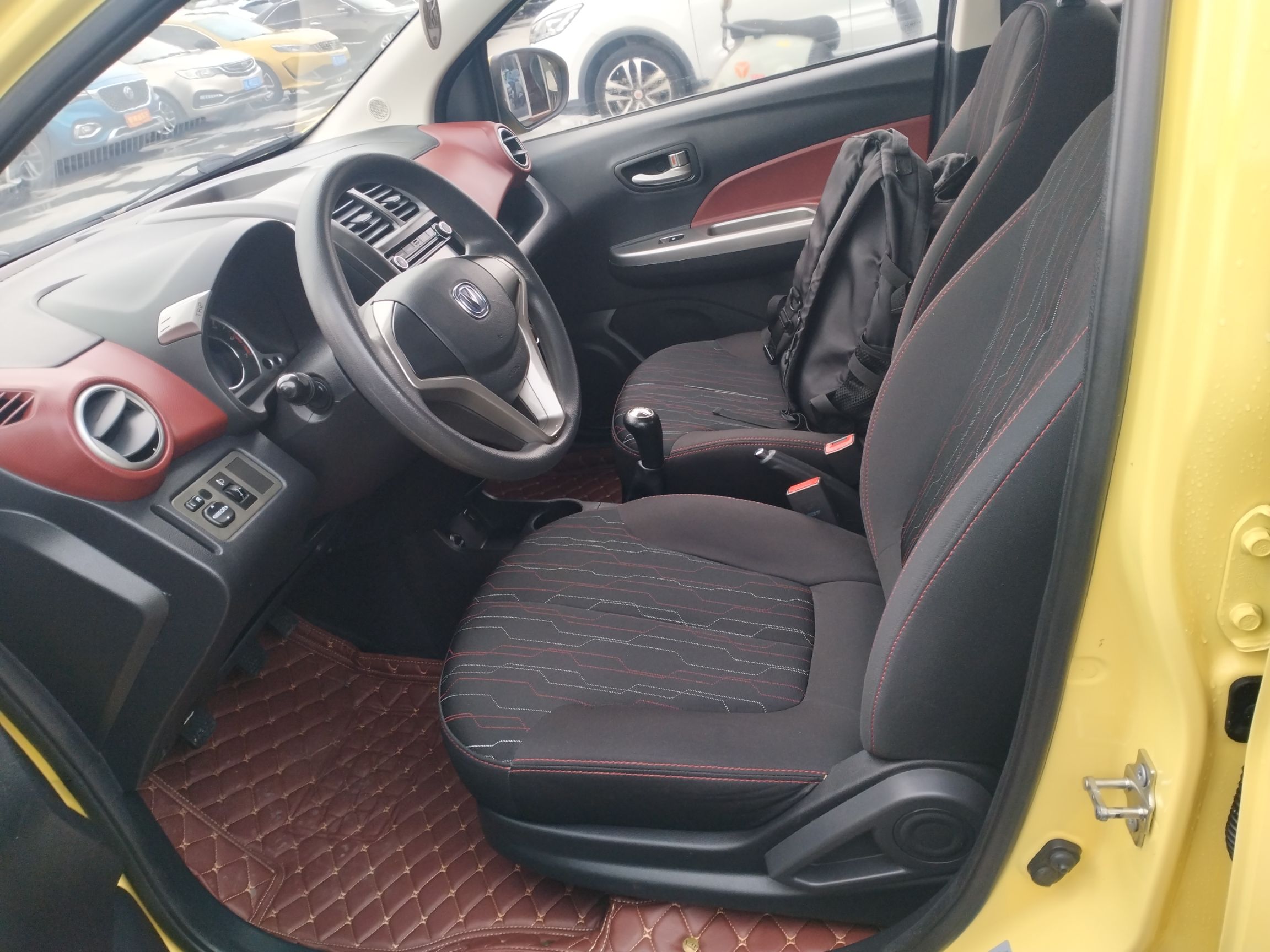 المقاعد الأمامية داخل السيارة