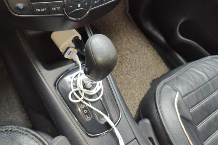 Used Nissan Tiida 2013 1.6L CVT Cool Cafe Edition Gear Lever