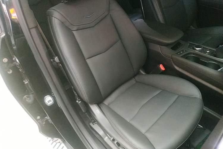 Used Cadillac XT6 2022 2.0T Six-Seater Four-Wheel Drive Luxury Version Right Front Seat